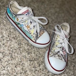 Little girls converse